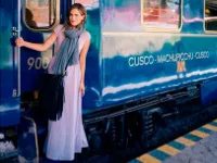 Chica en tren hacia Machu Picchu