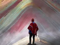 Hombre mirando Vinicunca