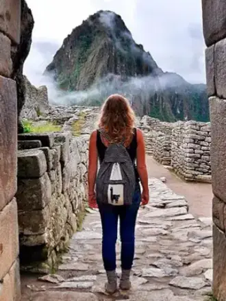 Chica mirando a Machupicchu